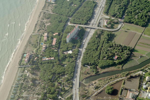 Imagen a&eacute;rea del norte de Gav&agrave; Mar (Camping 3 estrellas, La Murtra, COPASA, Bermar, Silvi's y la autov&iacute;a de Castelldefels)